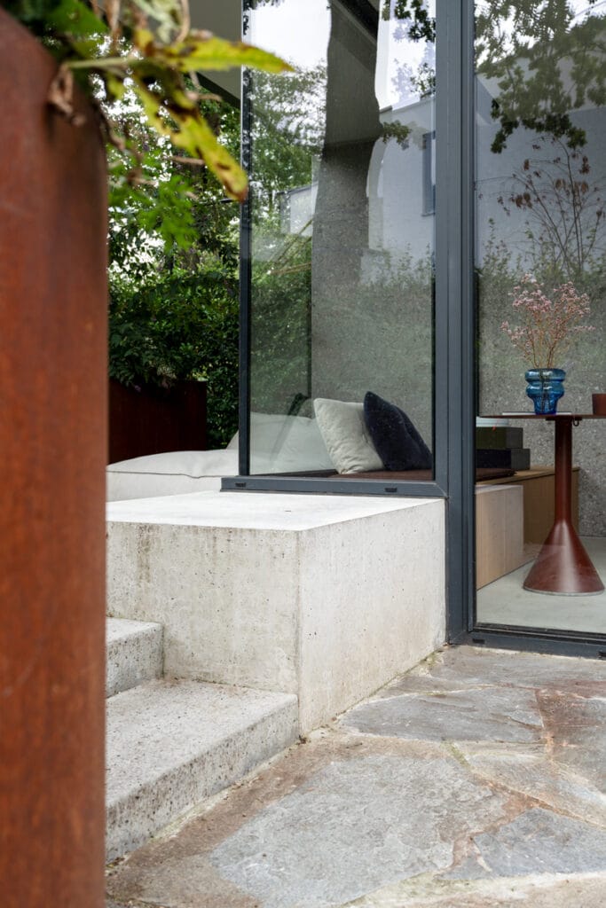 Schüco hefschuifpui met glazen hoek, betonnen zitelement, UMP profiel dakrand, combinatie cortenstaal, Schellevis beton, staal en glas.