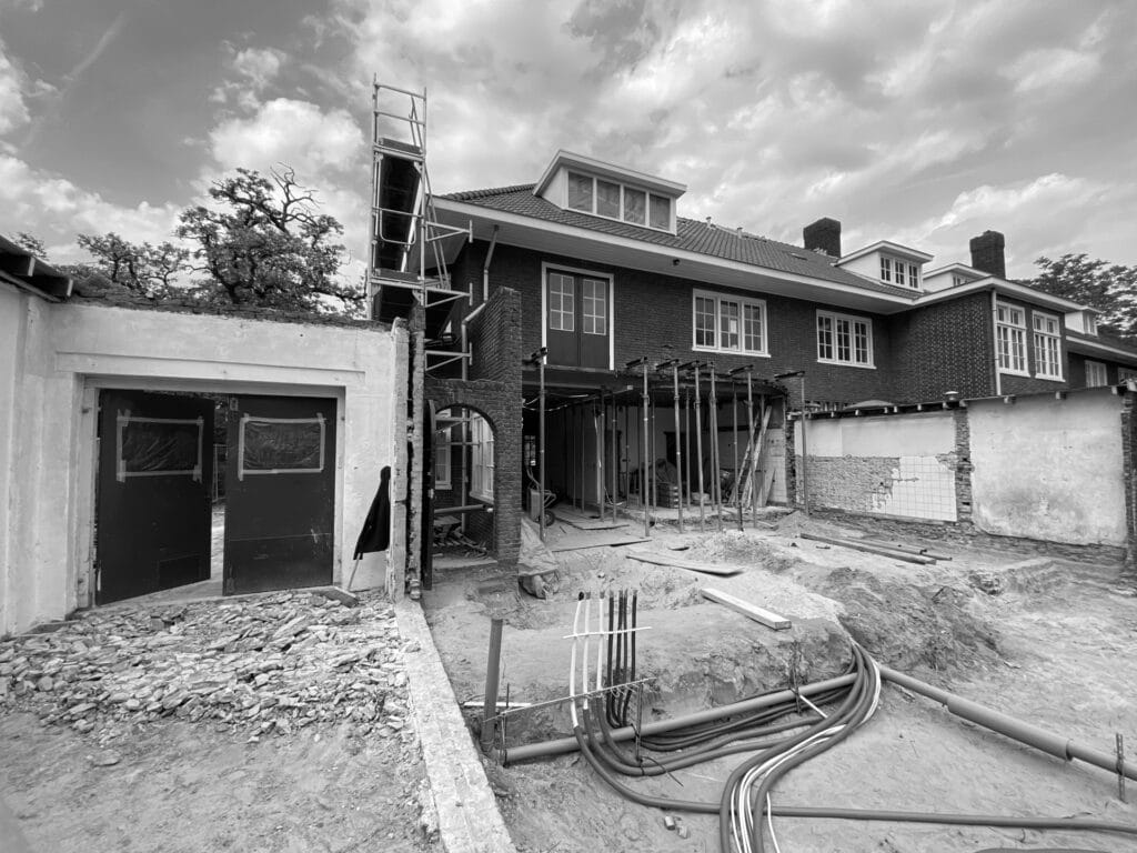 Bouwput achtertuin, behouden stadsgezicht, nieuw leidingwerk, bouwstempels bestaande achtergevel.