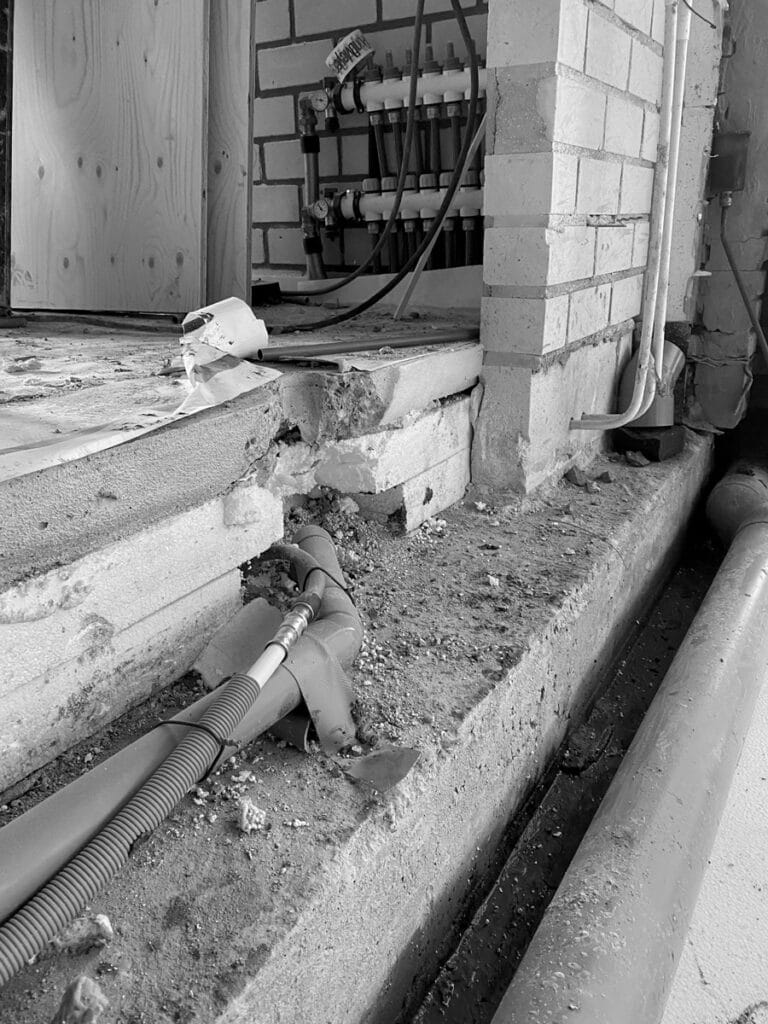 Uitbouw: betonnen vloer, kalkzandsteen wanden, dubbele EPS/tempex isolatie met weggewerkt leidingwerk, zichtbare vloeropbouw, geïnstalleerde vloerverwarming verdeler.