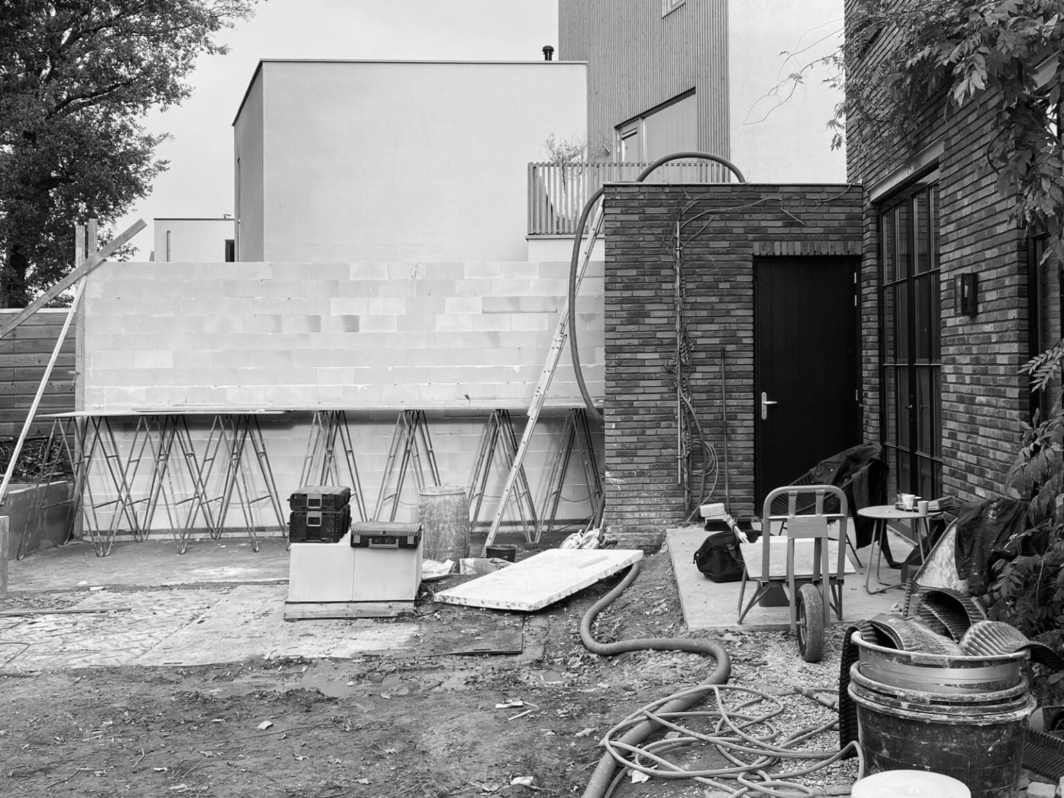 Bestaande metselwerk uitbouw, betonnen vloer, kalkzandsteen binnenwanden, metselschragen met loopplanken.