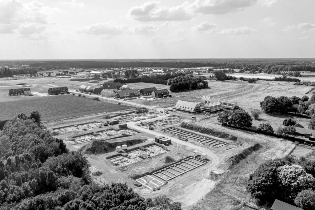 Vogelvlucht perspectief: stedenbouwkundige situatie met geplaatste funderingsbalken en zichtbare voetafdruk woning.