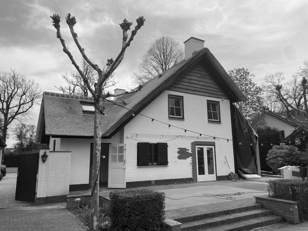 Keimwerk verwijderd achterzijde woning, inzicht nieuwe tuindeuren en beschermde staalconstructie.