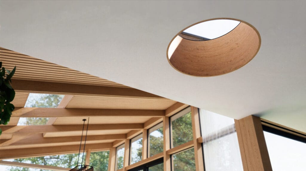 Interieur plafond: wit gestuct met ronde gaten en houten zijkanten. Hout komt terug in tuinkamer dak. Zichtbare constructie: gekoppelde houten spanten onder lichtstraat.